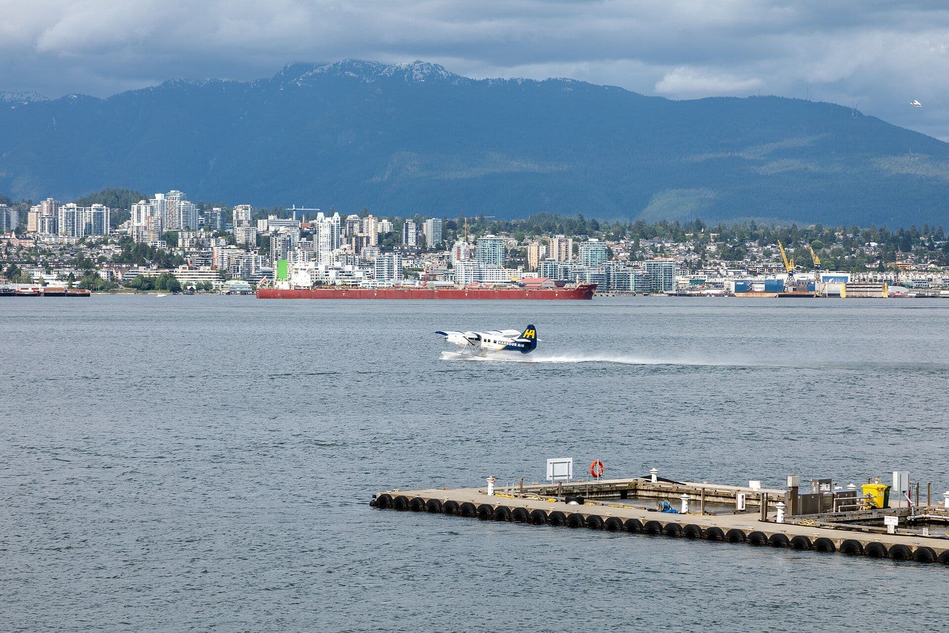 Puerto de Vancouver y montañas de la costa norte